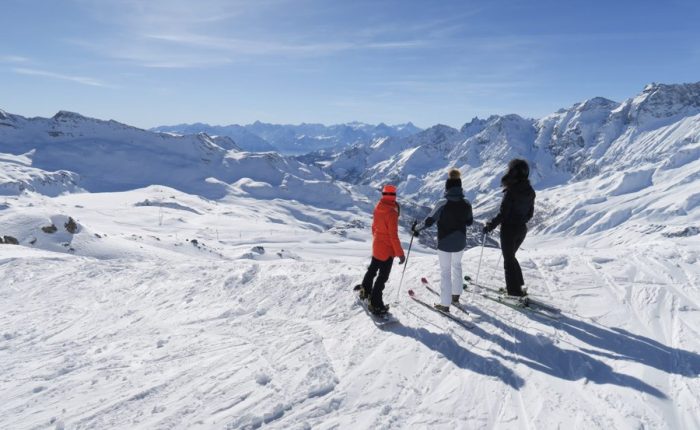 Narciarze na stoku w Alpach - oferta narty Austria ze skipassem od biura podróży Promoclub, zimowe wakacje w górach