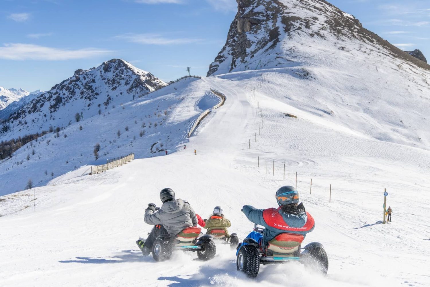 Zimowa zabawa na stokach Serre Chevalier we Francji – zjazdy na specjalnych trójkołowych pojazdach śnieżnych w otoczeniu malowniczych gór Alp Południowych, idealne połączenie adrenaliny i widoków z biurem podróży promoclub.pl