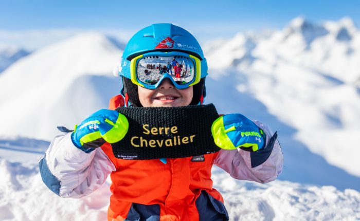 Serre Chevalier – rodzinny ośrodek narciarski we Francji, idealny na zimowy wypoczynek z dziećmi. Doskonałe warunki, słońce i radość z jazdy – z biurem podróży promoclub.pl
