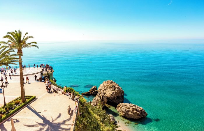 Hiszpania – balkon Europy w Nerja z widokiem na turkusowe morze i złote skały Costa del Sol. - promoclub.pl