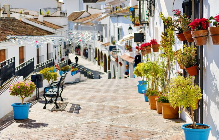Hiszpania – białe uliczki Mijas z kolorowymi donicami i śródziemnomorskim klimatem andaluzyjskiego miasteczka. - promoclub.pl
