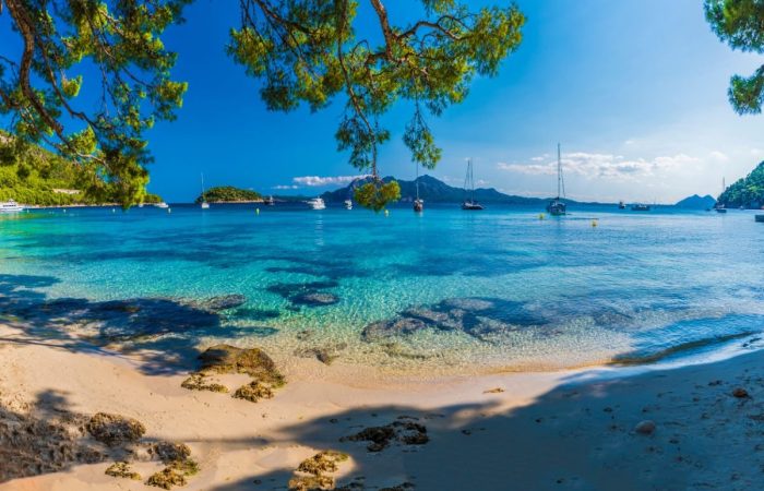 Hiszpania – widok na przylądek Formentor na Majorce, z charakterystycznymi klifami i lazurowym morzem. - promoclub.pl