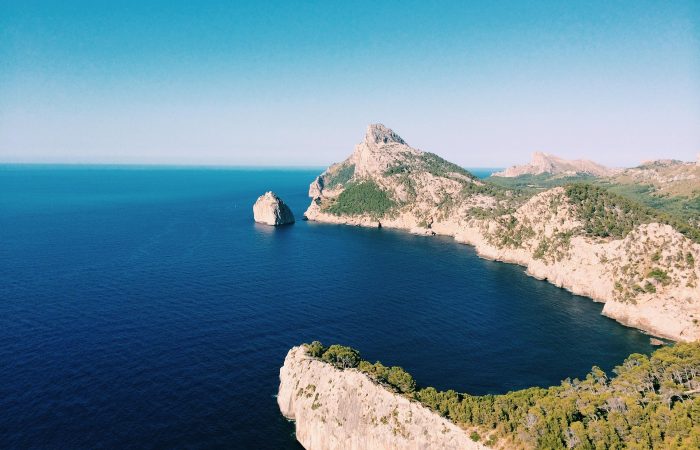 Hiszpania – widok na przylądek Formentor na Majorce, z charakterystycznymi klifami i lazurowym morzem. - promoclub.pl