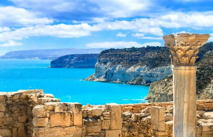 Cypr – starożytne ruiny Kourion z widokiem na błękitne morze i klify południowego wybrzeża wyspy. - promoclub.pl