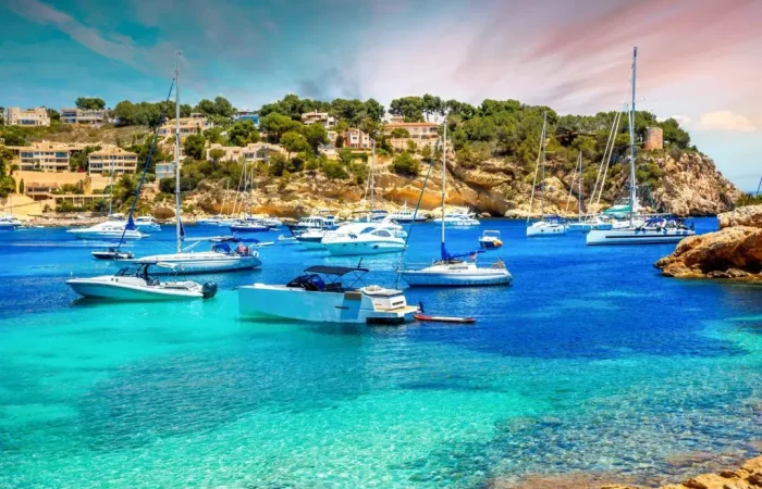 Hiszpania – malownicza zatoka z jachtami w Port d’Andratx na Majorce, otoczona klifami i luksusowymi willami. - promoclub.pl