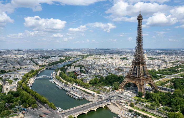 Paryż – panorama miasta z Wieżą Eiffla i Sekwaną, mosty, parki i romantyczny klimat stolicy Francji. - promoclub.pl