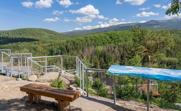 Punkt widokowy z ławeczką i panoramą gór porośniętych lasem – oferta wycieczek i wakacji w górach z biurem podróży Promoclub, idealna na aktywny wypoczynek