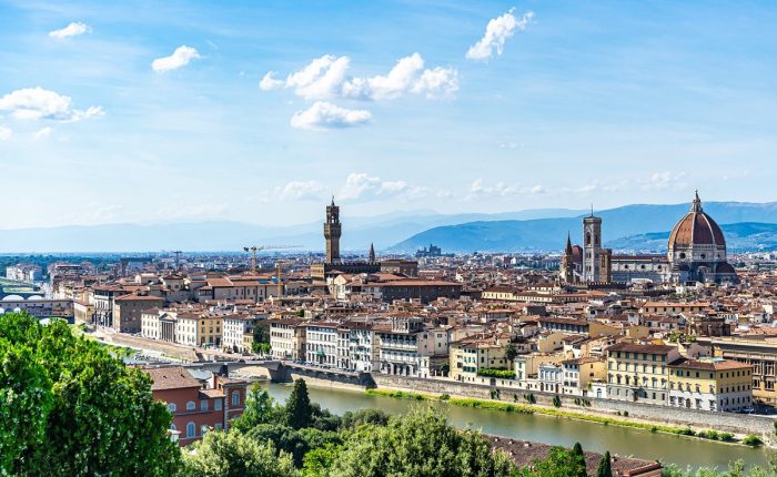Włochy – panorama Florencji z katedrą Santa Maria del Fiore i rzeką Arno w tle renesansowego miasta. - promoclub.pl