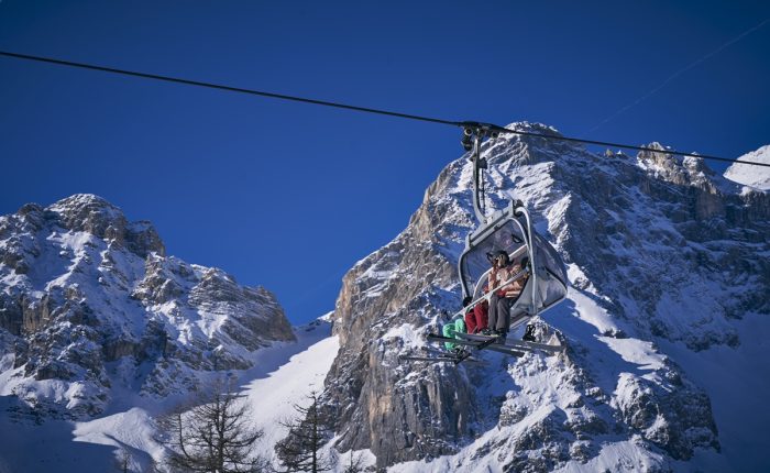 Relaksujący wjazd wyciągiem wśród majestatycznych szczytów Dolomitów — chwila spokoju i podziwiania widoków, zanim znów ruszysz na trasę z Promoclub